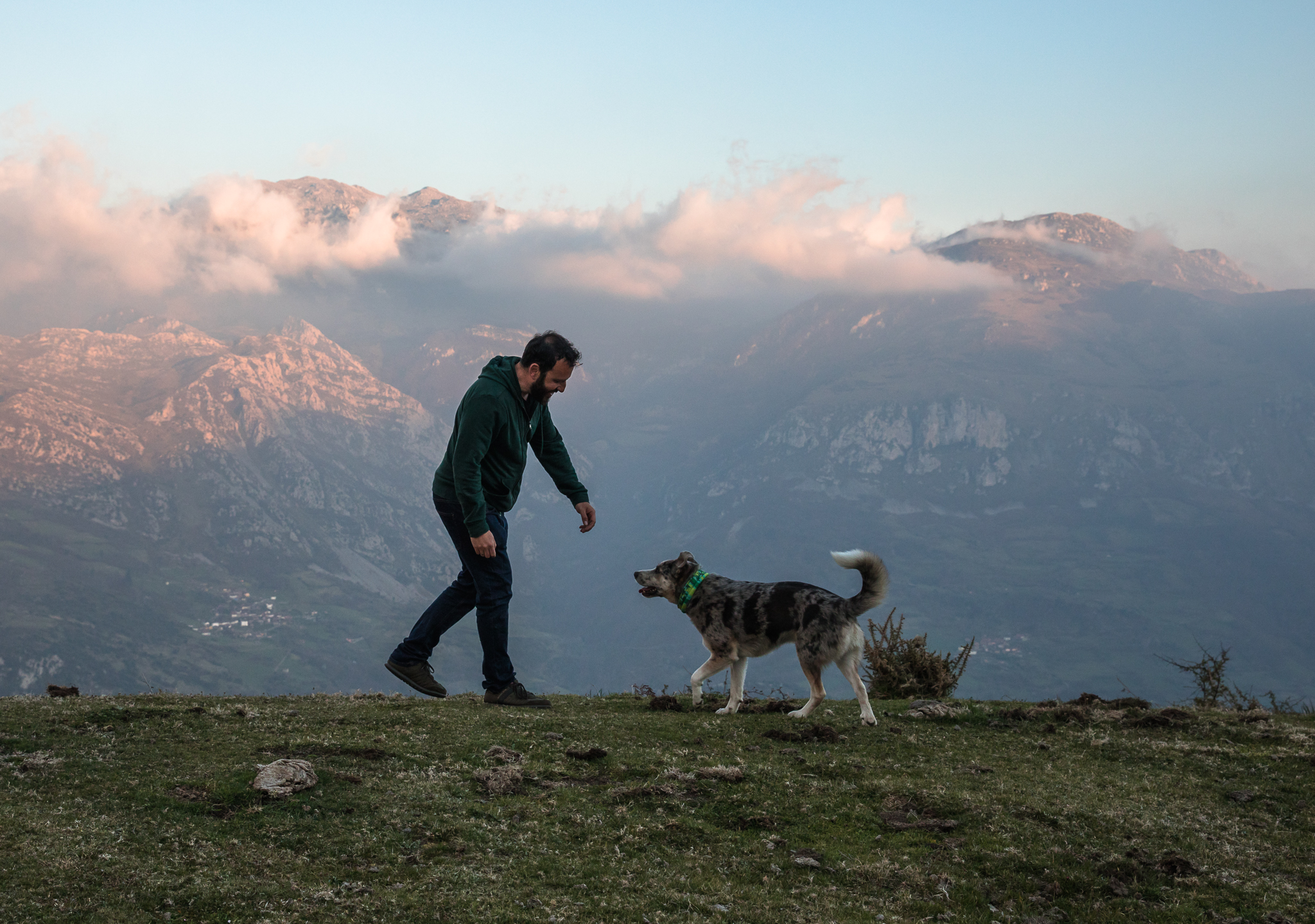 Daniel est un traducteur trilingue qui vit dans ce que l'on peut décrire comme un paradis rural, et bien que son village ait une population de 15 à 50 personnes, il dispose d'un accès Internet haut débit, ce qui lui permet de travailler à domicile avec vue sur la Les montagnes d'Aramo juste devant sa fenêtre.