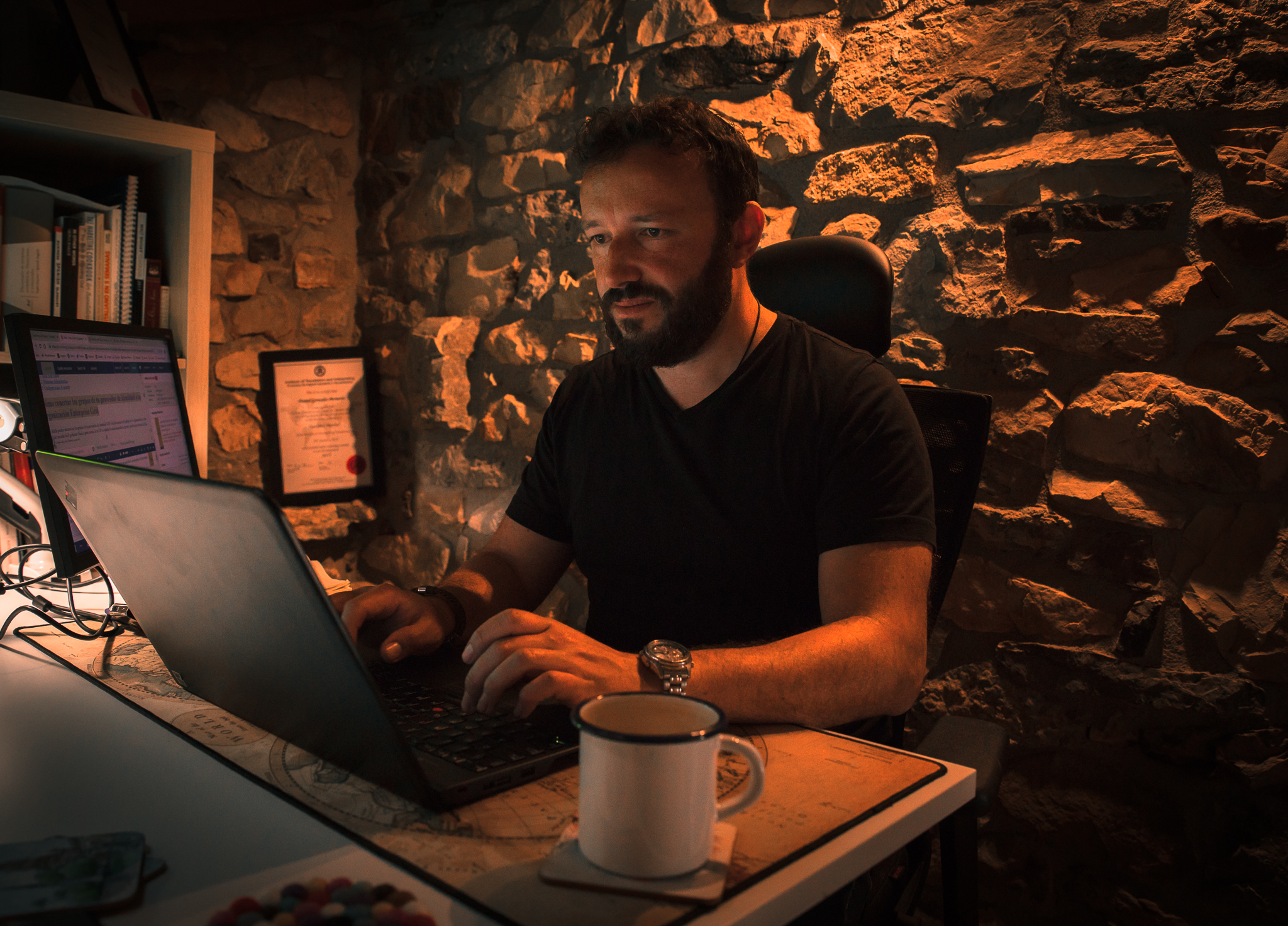 Daniel travaillait dans le marketing international, mais il s'est rapidement rendu compte qu'il avait un talent et une passion pour la traduction. "Certaines personnes pensent que la traduction se résume à traduire des mots, mais c'est bien plus que cela," explique-t-il. "Par exemple, il est très facile de constater les échecs marketing des entreprises qui ont investi des millions de dollars dans une campagne extraordinaire et qui l'ont ensuite traduite à l'aide d'un système automatisé ou en faisant appel à un service bon marché et non spécialisé."
