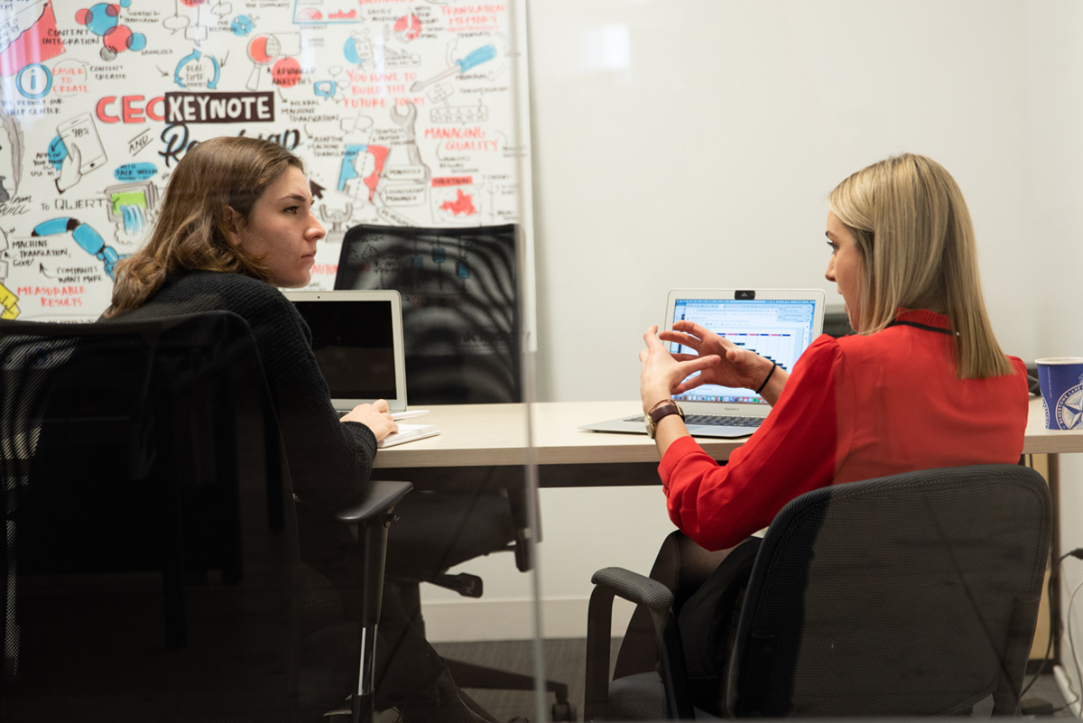 Femmes parlant au bureau